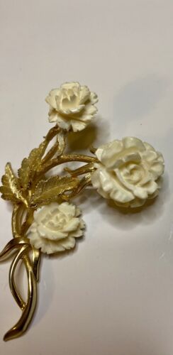 Vintage 1950s Signed LEDO Carved Celluloid, 3 Cream Roses, Gold Brooch VG - Image 4