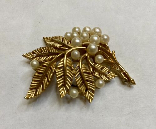 VINTAGE CROWN TRIFARI FAUX PEARL LEAVES BROOCH 1955-1969 - Image 4