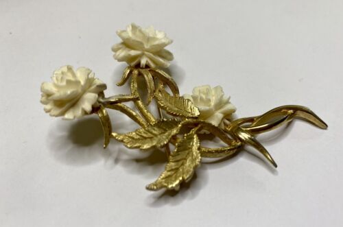 Vintage 1950s Signed LEDO Carved Celluloid, 3 Cream Roses, Gold Brooch VG - Image 9