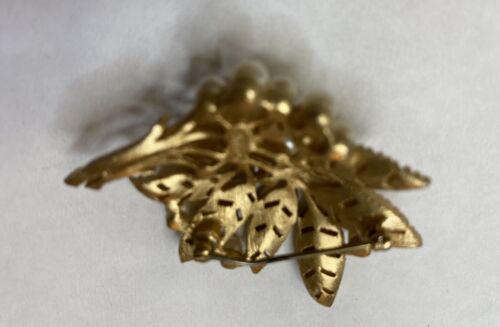VINTAGE CROWN TRIFARI FAUX PEARL LEAVES BROOCH 1955-1969 - Image 9