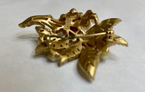 VINTAGE CROWN TRIFARI FAUX PEARL LEAVES BROOCH 1955-1969 - Image 11