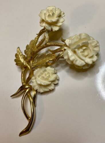 Vintage 1950s Signed LEDO Carved Celluloid, 3 Cream Roses, Gold Brooch VG - Image 3