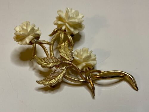 Vintage 1950s Signed LEDO Carved Celluloid, 3 Cream Roses, Gold Brooch VG - Image 6