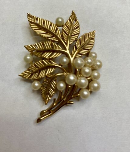 VINTAGE CROWN TRIFARI FAUX PEARL LEAVES BROOCH 1955-1969 - Image 2