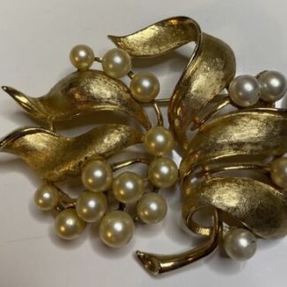 Vintage Signed CORO Goldtone Leaf Brooch with Faux Pearls