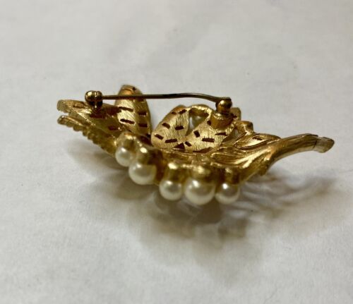 VINTAGE CROWN TRIFARI FAUX PEARL LEAVES BROOCH 1955-1969 - Image 10