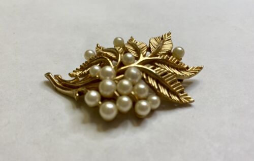 VINTAGE CROWN TRIFARI FAUX PEARL LEAVES BROOCH 1955-1969 - Image 5
