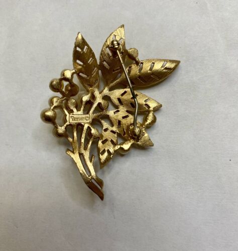VINTAGE CROWN TRIFARI FAUX PEARL LEAVES BROOCH 1955-1969 - Image 7