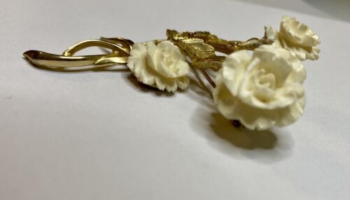 Vintage 1950s Signed LEDO Carved Celluloid, 3 Cream Roses, Gold Brooch VG - Image 10