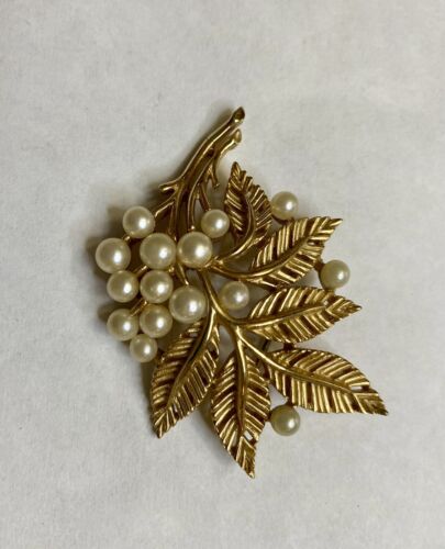 VINTAGE CROWN TRIFARI FAUX PEARL LEAVES BROOCH 1955-1969 - Image 3