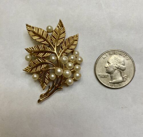 VINTAGE CROWN TRIFARI FAUX PEARL LEAVES BROOCH 1955-1969 - Image 12