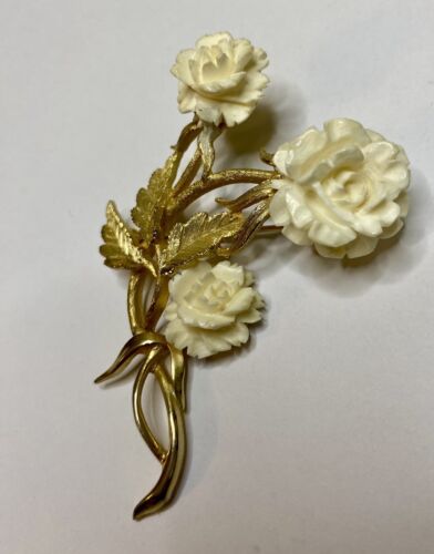 Vintage 1950s Signed LEDO Carved Celluloid, 3 Cream Roses, Gold Brooch VG - Image 5