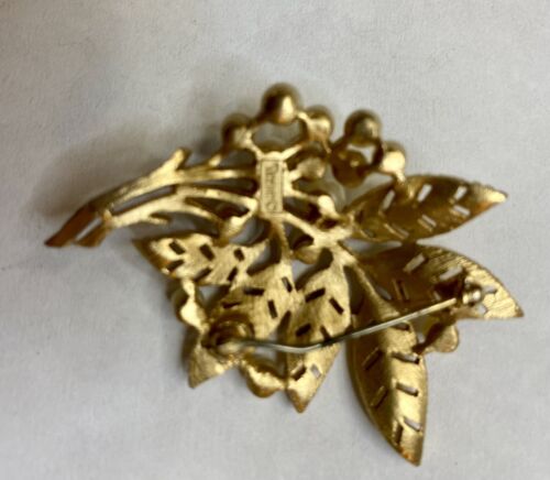 VINTAGE CROWN TRIFARI FAUX PEARL LEAVES BROOCH 1955-1969 - Image 8