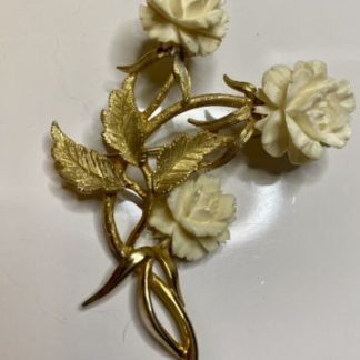 Vintage 1950s Signed LEDO Carved Celluloid, 3 Cream Roses, Gold Brooch VG