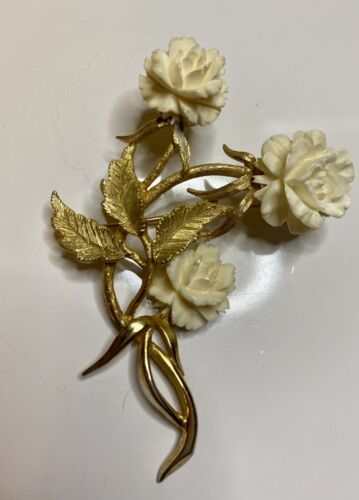 Vintage 1950s Signed LEDO Carved Celluloid, 3 Cream Roses, Gold Brooch VG