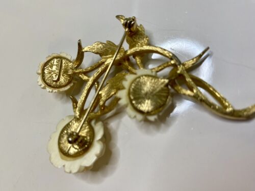 Vintage 1950s Signed LEDO Carved Celluloid, 3 Cream Roses, Gold Brooch VG - Image 7