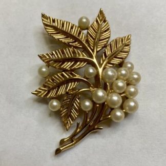 VINTAGE CROWN TRIFARI FAUX PEARL LEAVES BROOCH 1955-1969