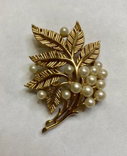 VINTAGE CROWN TRIFARI FAUX PEARL LEAVES BROOCH 1955-1969