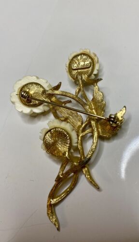 Vintage 1950s Signed LEDO Carved Celluloid, 3 Cream Roses, Gold Brooch VG - Image 8