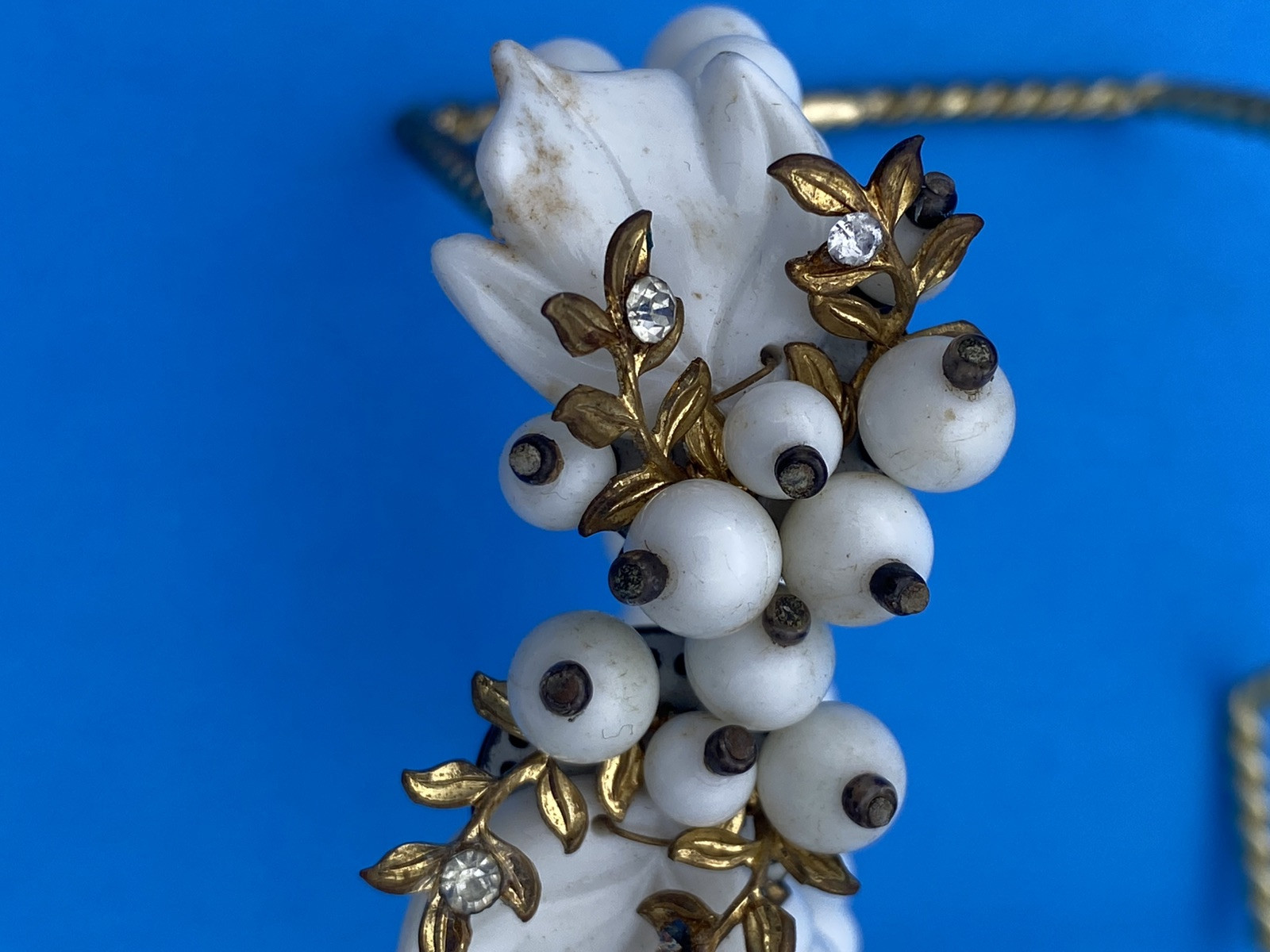 Vintage 1950-1960s White Bead w/ Rhinestone Wire Wrap Bracelet - Image 8