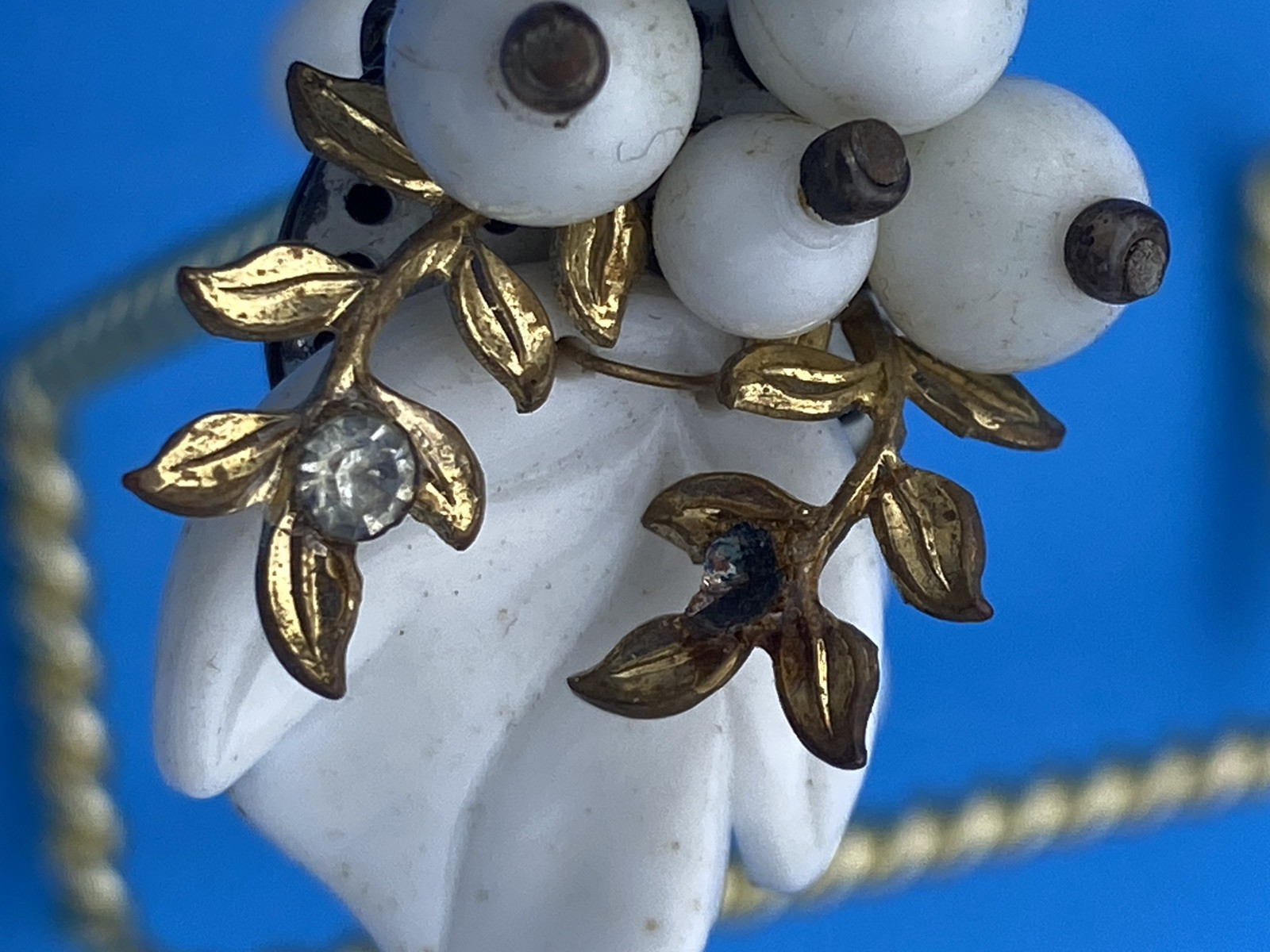 Vintage 1950-1960s White Bead w/ Rhinestone Wire Wrap Bracelet - Image 10