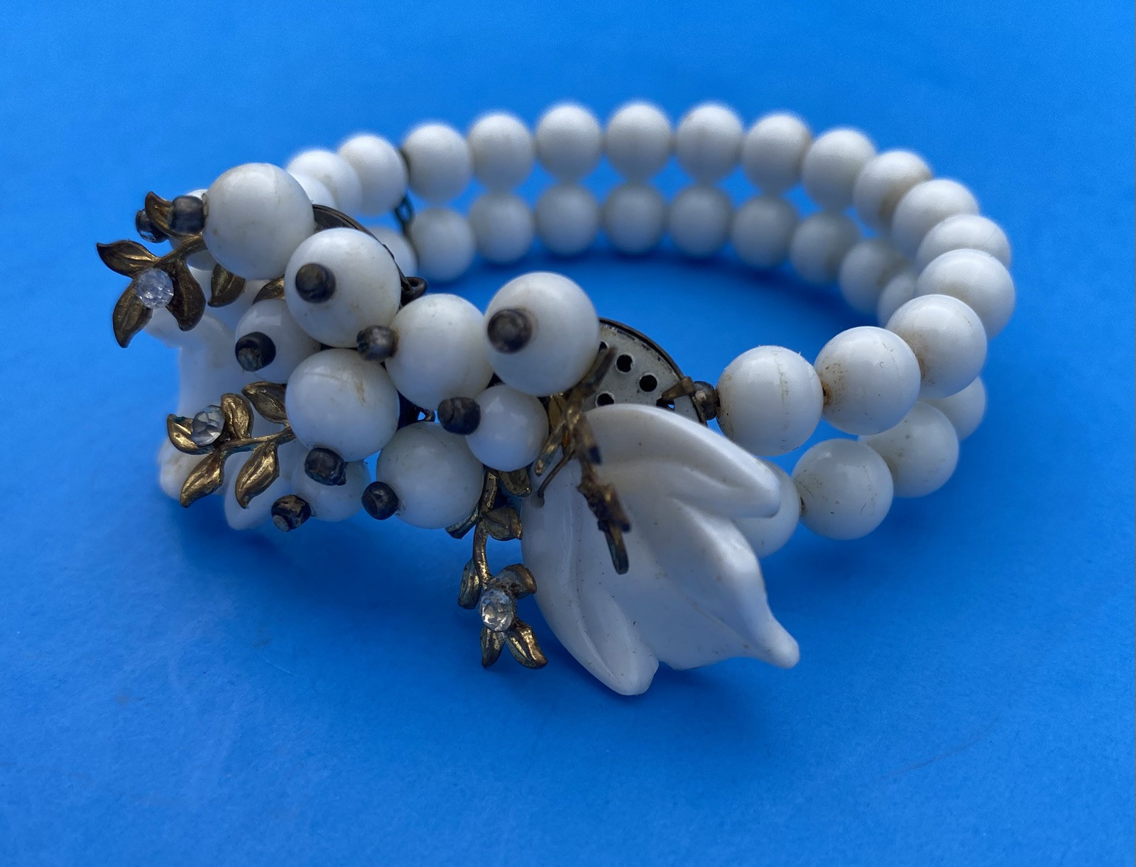 Vintage 1950-1960s White Bead w/ Rhinestone Wire Wrap Bracelet - Image 2