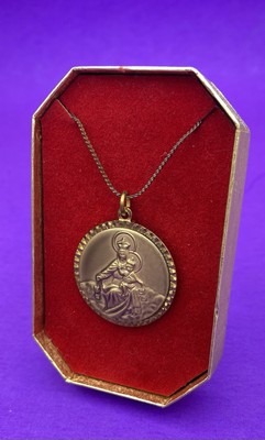 Vtg Our Lady of Mount Carmel/Mary Pendant Necklace, Gold-Toned, Christianity - Image 3