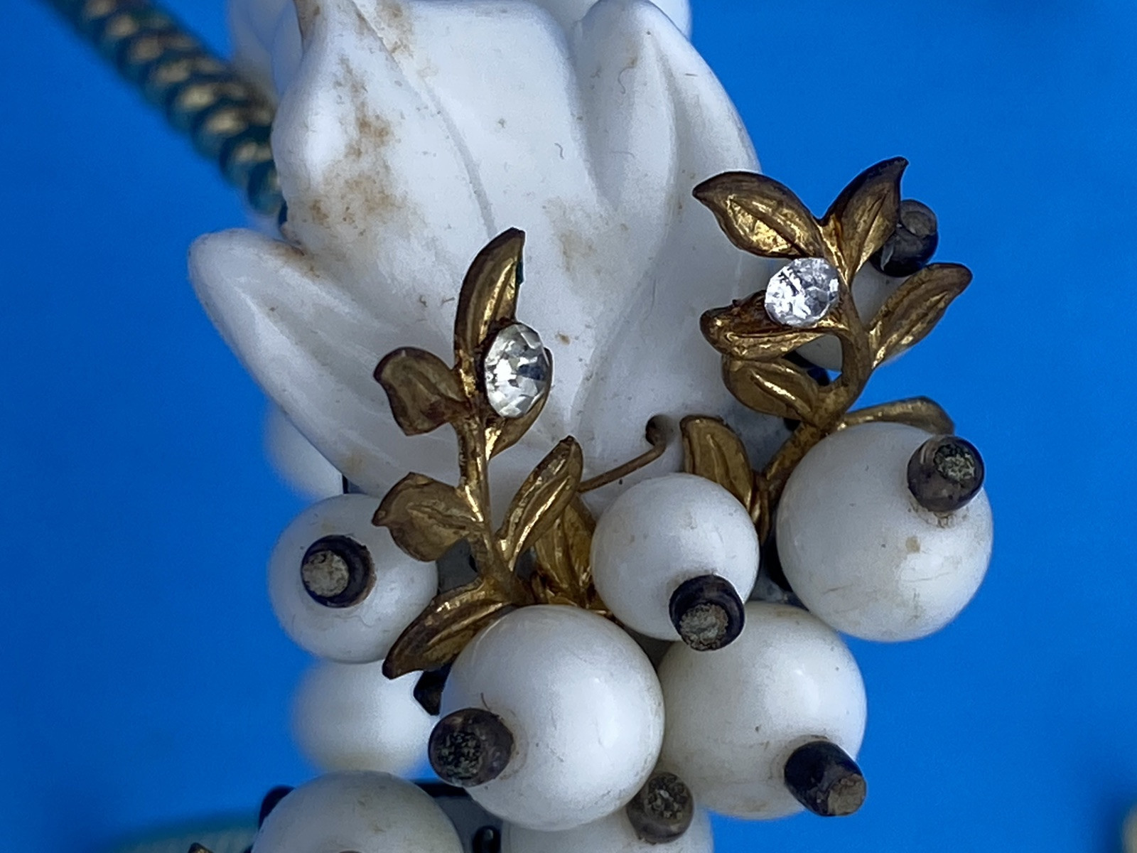 Vintage 1950-1960s White Bead w/ Rhinestone Wire Wrap Bracelet - Image 11