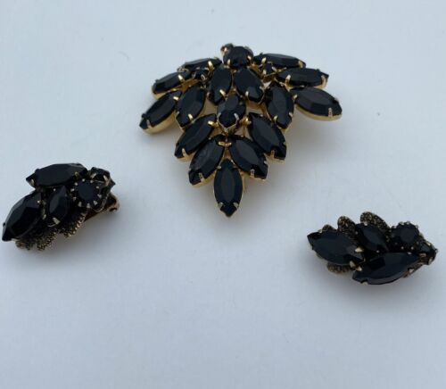 Vintage 1950s Black Marquise Rhinestone Brooch w Clip On Earrings Set, Gold Tone - Image 6