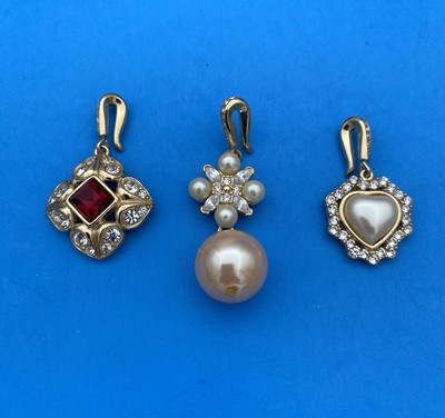 Vtg Richelieu Faux Pearl Necklace w Pendant Enhancers & Earrings Set, Gold Tone - Image 5