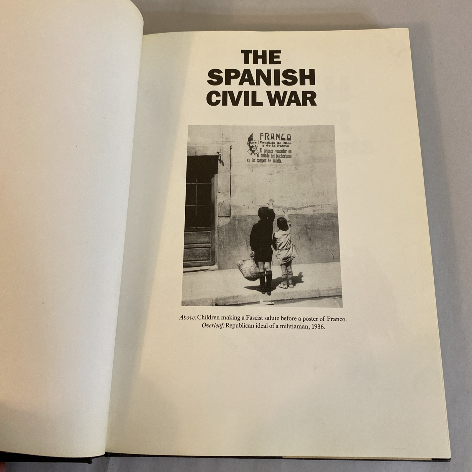 The Spanish Civil War A History in Pictures / 1st Edition 1986 - Image 4