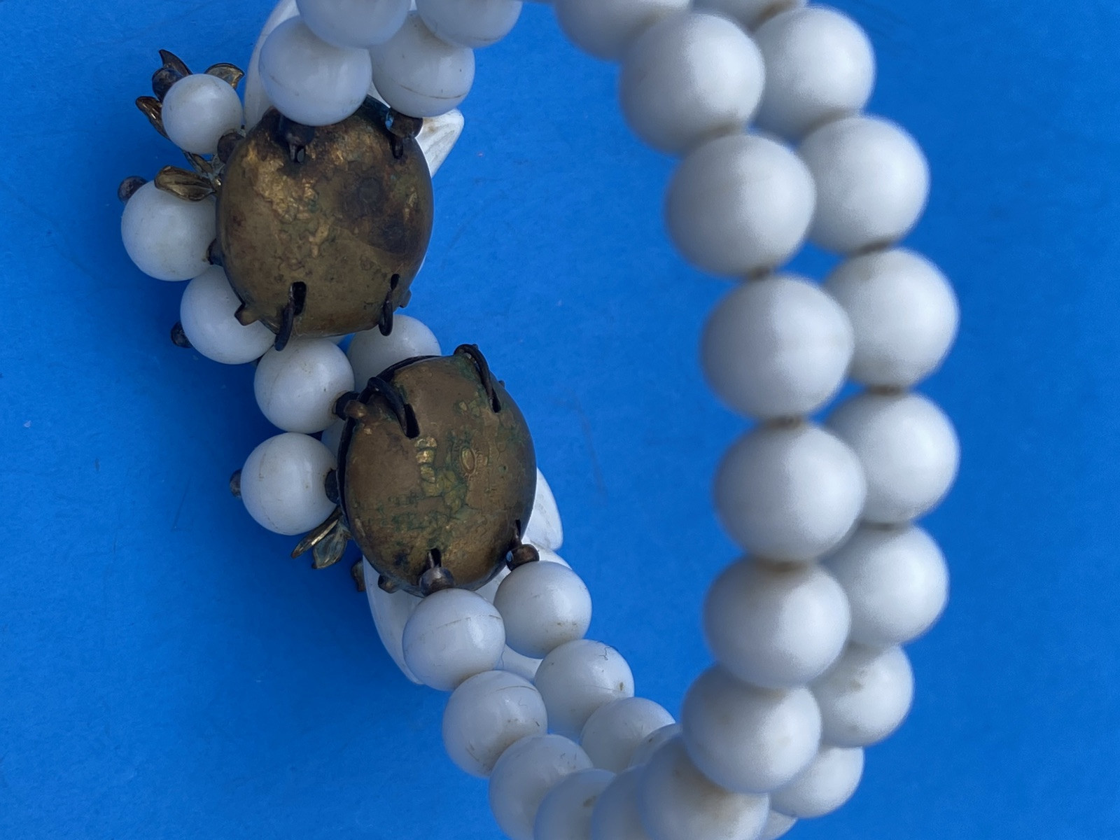 Vintage 1950-1960s White Bead w/ Rhinestone Wire Wrap Bracelet - Image 7