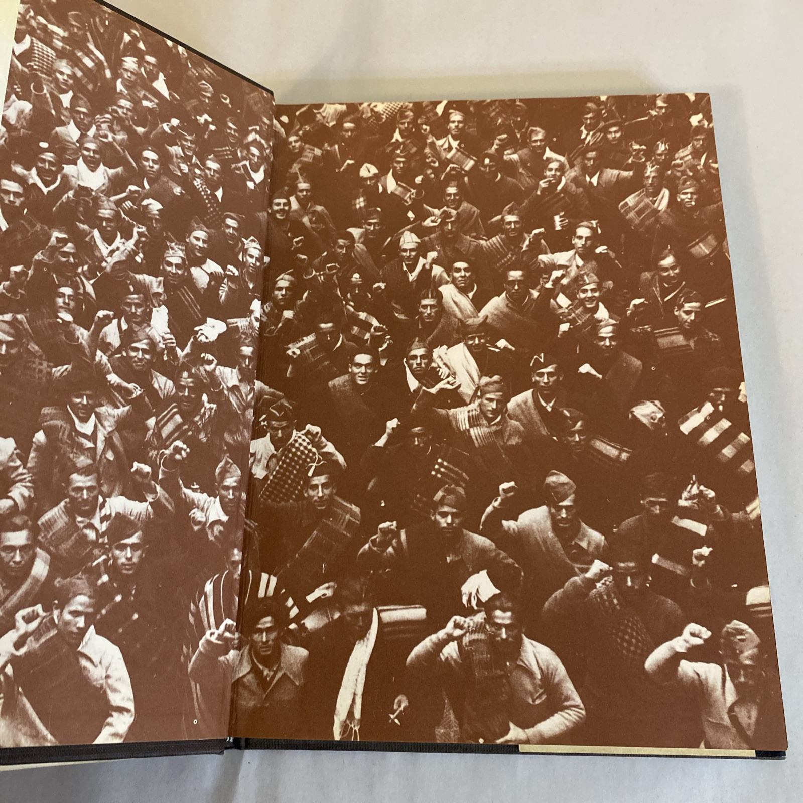 The Spanish Civil War A History in Pictures / 1st Edition 1986 - Image 3