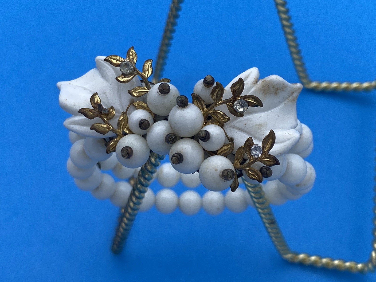 Vintage 1950-1960s White Bead w/ Rhinestone Wire Wrap Bracelet - Image 12