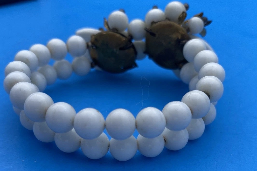 Vintage 1950-1960s White Bead w/ Rhinestone Wire Wrap Bracelet - Image 5