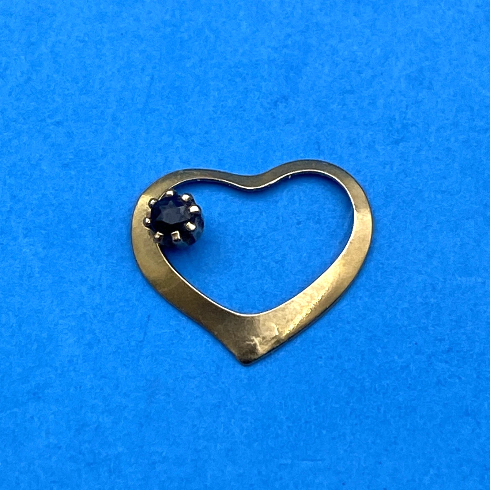 14K Gold Open Heart Charm Pendant Opaque Black Stone Minimalist Dainty Tiny 0.2g