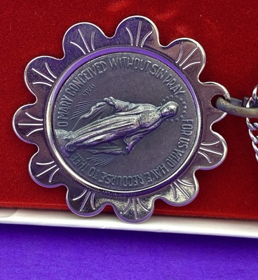 Vintage Virgin Mary Pendant Necklace, Silver-Toned Italy, Christianity, Religion - Image 4