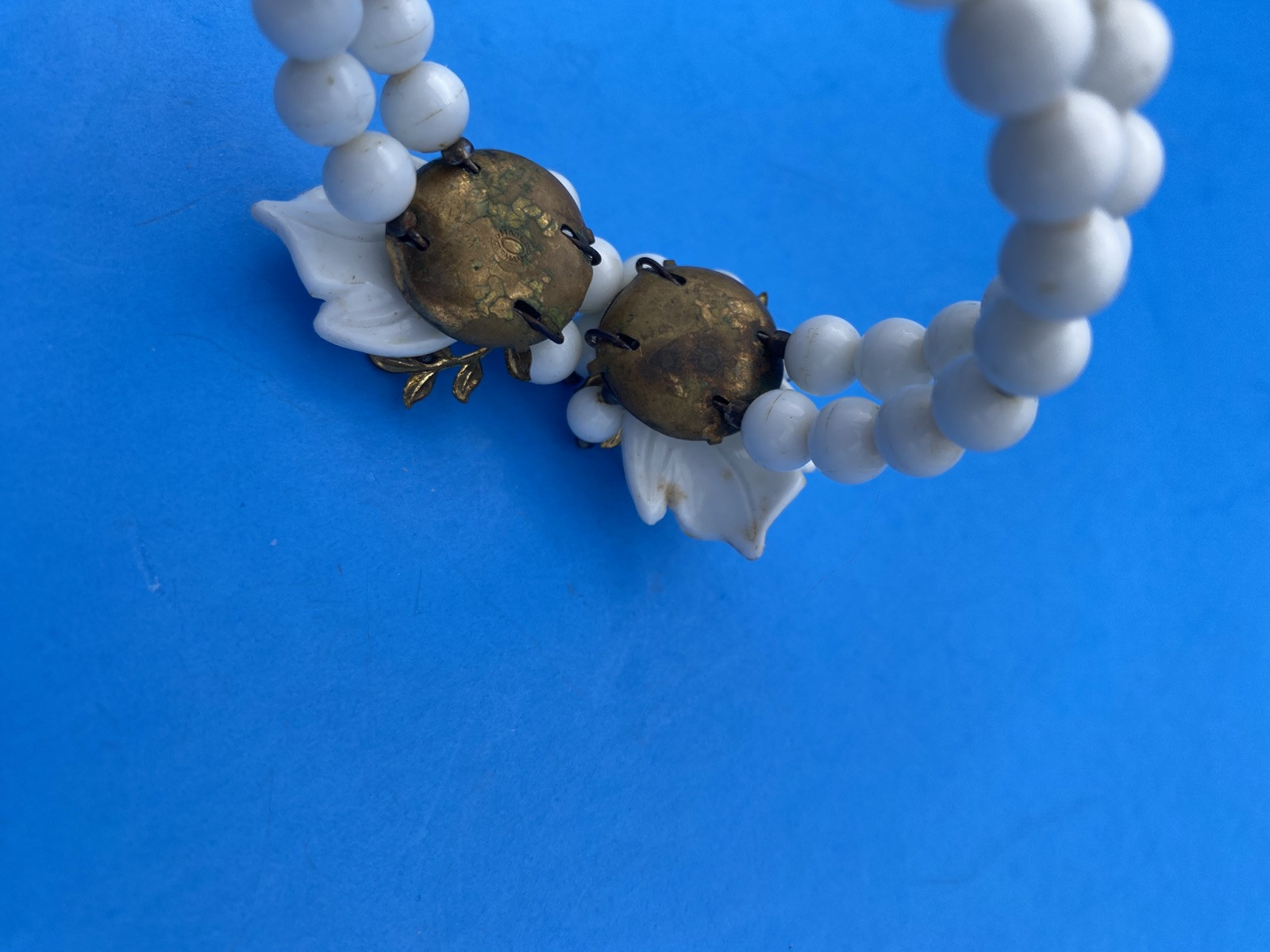 Vintage 1950-1960s White Bead w/ Rhinestone Wire Wrap Bracelet - Image 6