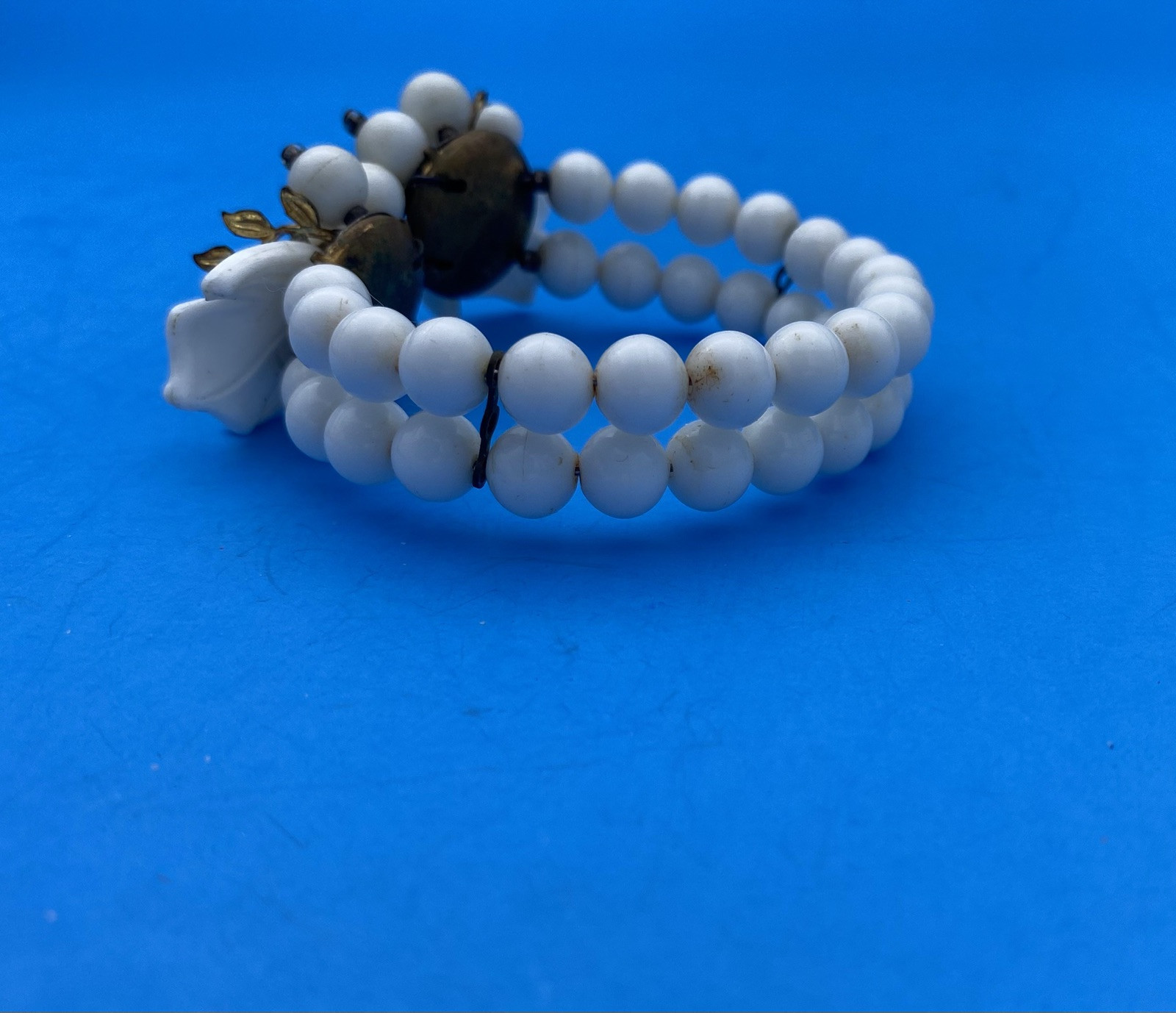 Vintage 1950-1960s White Bead w/ Rhinestone Wire Wrap Bracelet - Image 4