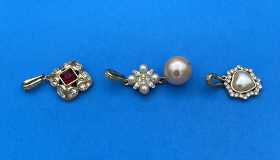 Vtg Richelieu Faux Pearl Necklace w Pendant Enhancers & Earrings Set, Gold Tone - Image 6