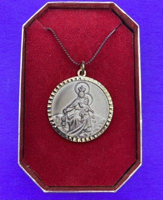Vtg Our Lady of Mount Carmel/Mary Pendant Necklace, Gold-Toned, Christianity - Image 4