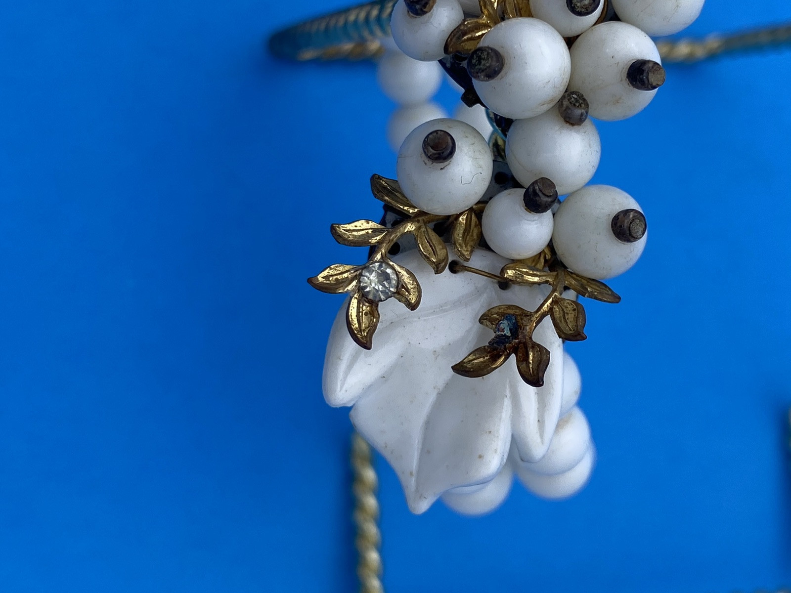Vintage 1950-1960s White Bead w/ Rhinestone Wire Wrap Bracelet - Image 9